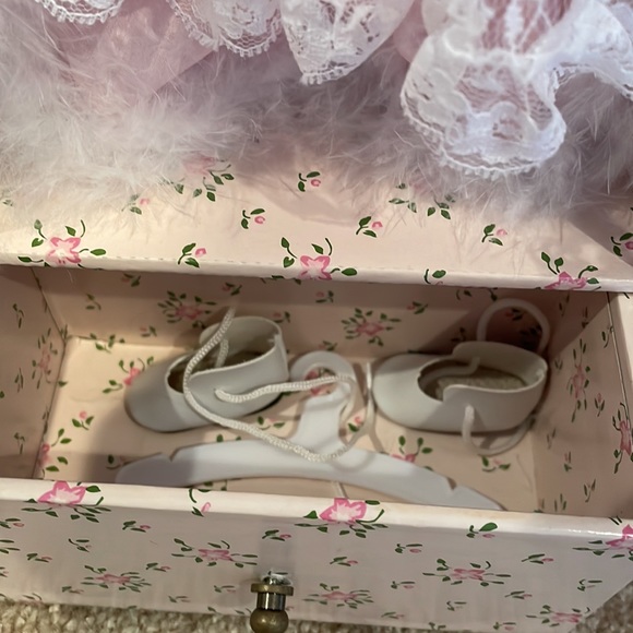 Porcelain doll in carrying crate. Additional dress, shoes and hanger. NWOT. - Picture 4 of 13